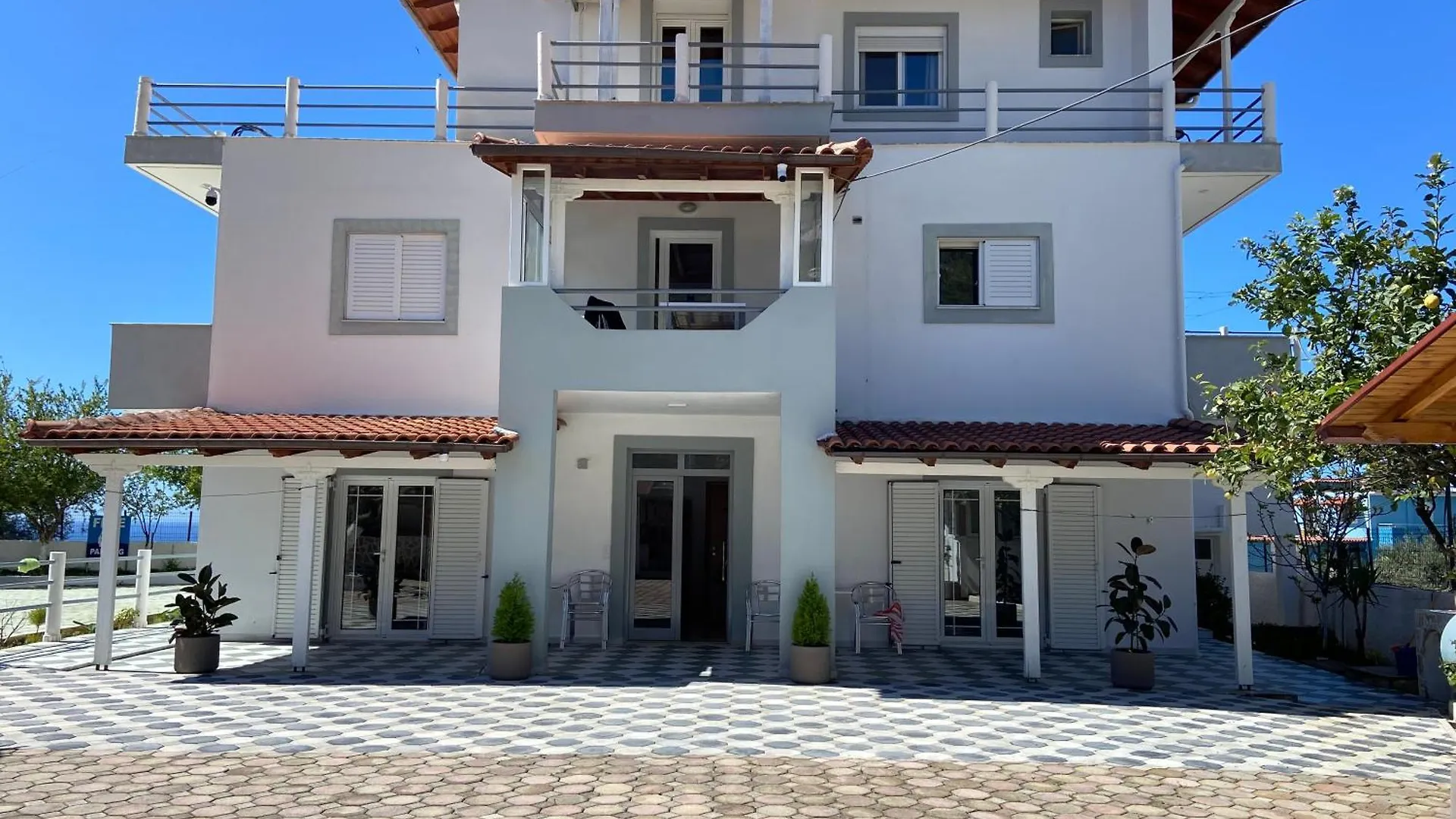 Yard Paradise Dhermi Hotel