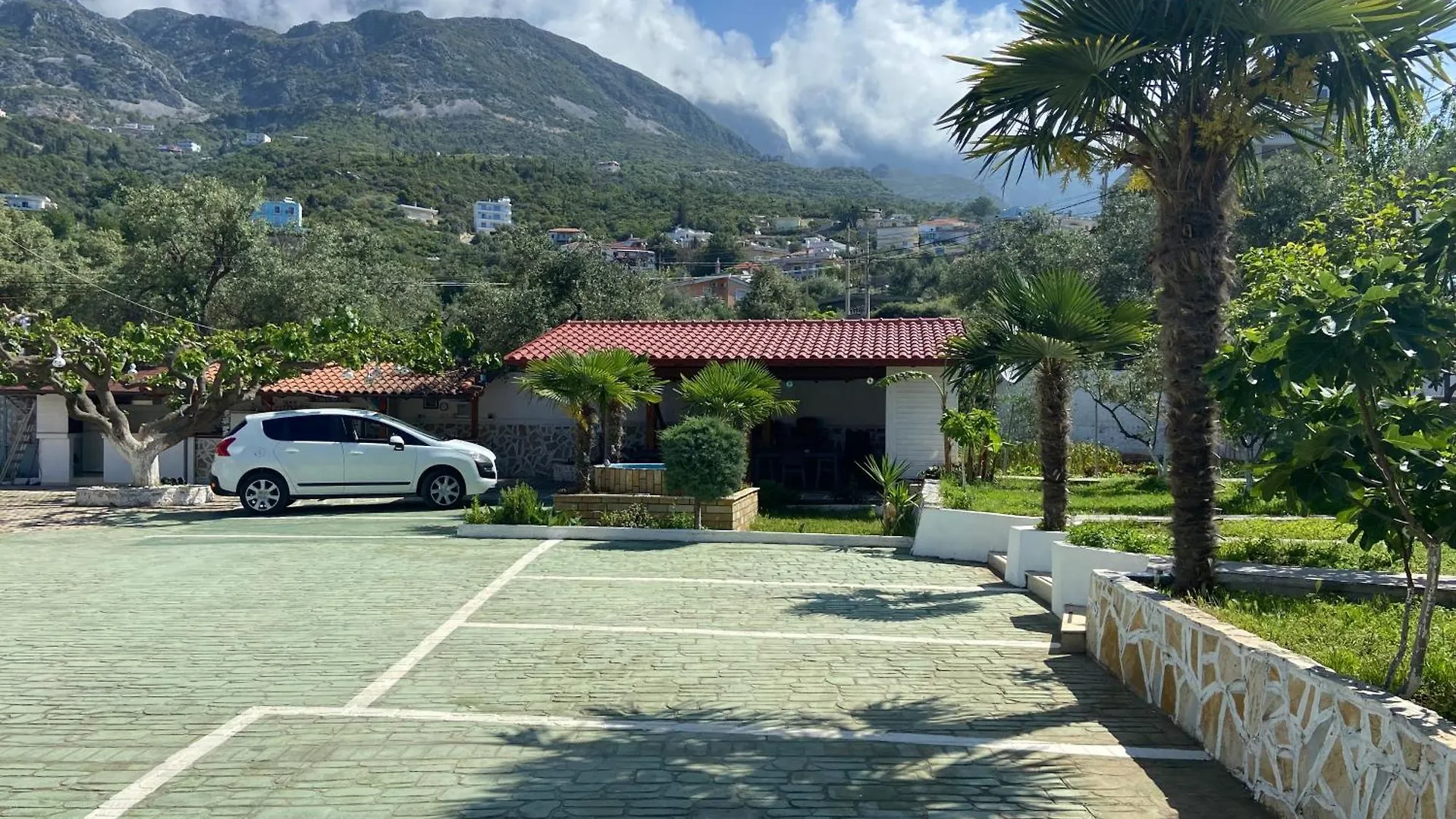 Yard Paradise Dhermi Hotel